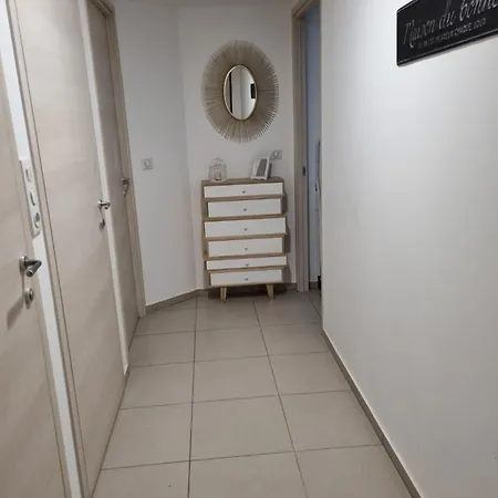 Magnifique Les Pieds Dans L'eau *