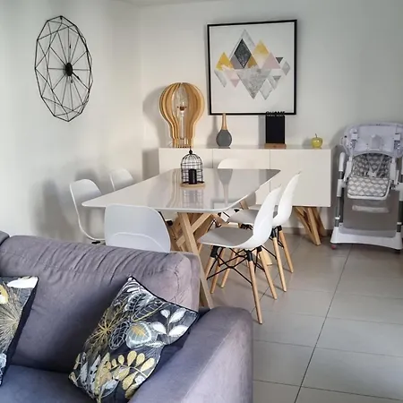 Magnifique Les Pieds Dans L'eau *