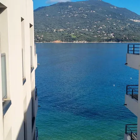 Magnifique Les Pieds Dans L'eau