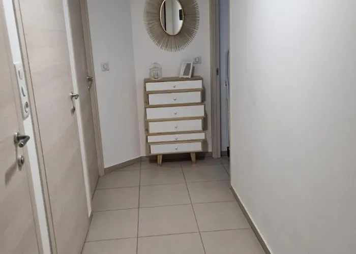 Magnifique Les Pieds Dans L'eau *